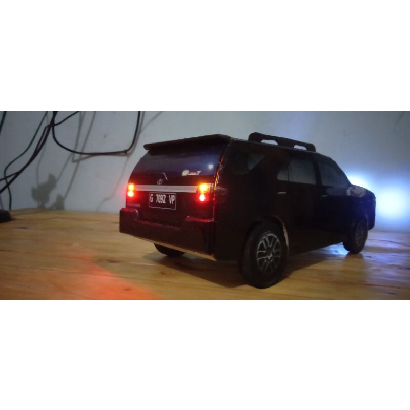 miniatur mobil  fortuner