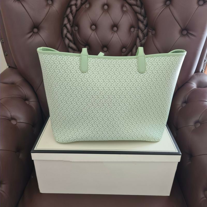 Buttonscarves Izzy tote Bag