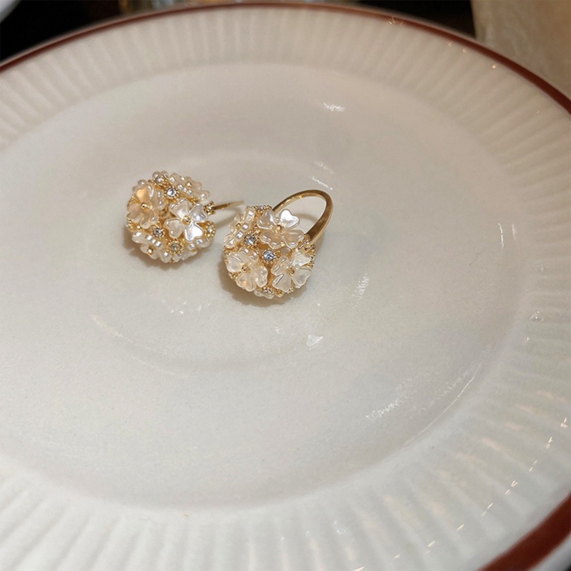 Fancyqube Anting Stud Desain Bunga Mori Bola Bulat Aksen Berlian Untuk Wanita