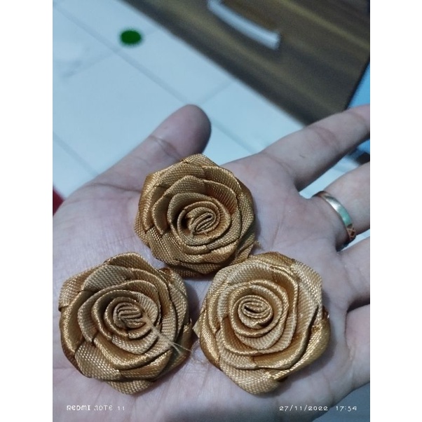 

bunga mawar dari pita