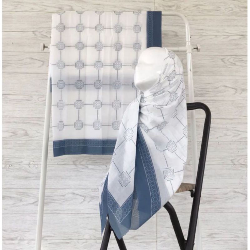 HIJAB SEGI EMPAT VOAL MOTIF KOTAK