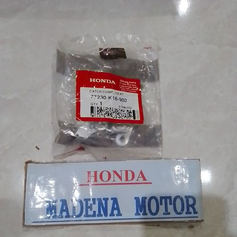 Dudukan Kunci Jok Scoopy eSP K16 & Scoopy eSP K93ORI AHM 77230K16900