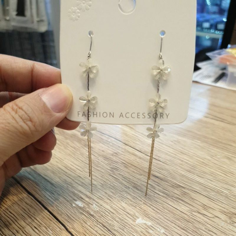 Anting lapisan emas model korea cocok untuk pesta dan harian kwalitas sangat bagus, untuk mata2nya sirkon kwalitas bagus, seperti berlian/diamond