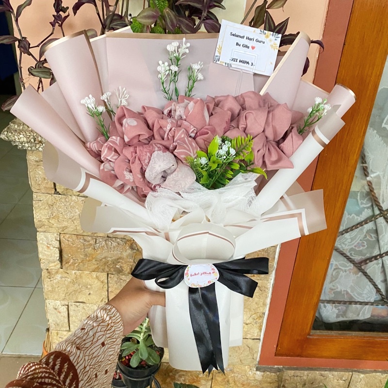 Buket Jilbab isi 2 Motif dan Polos kado Wisuda hampers hijab giftbox hijab