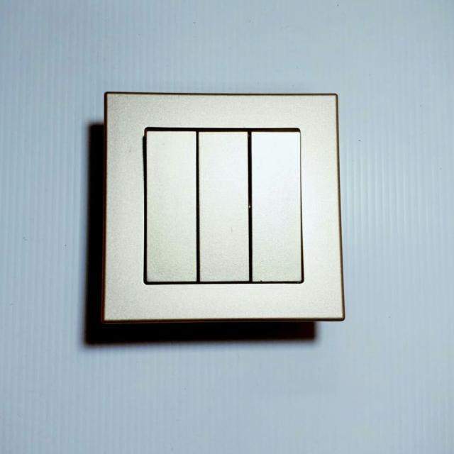 Saklar Tiga / Triple Broco Plano Gold