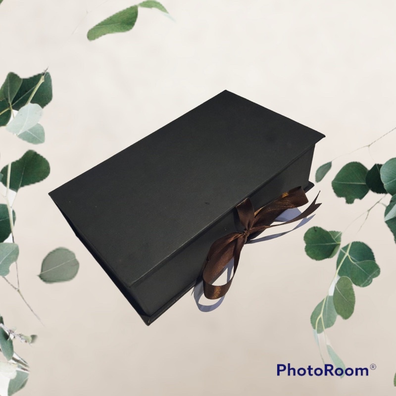 

Hardbox Buka Pita / Box Hampers / Kotak Kado / Box Pita / Giftbox / Box Kado / Hardbox Custom / Box Buka Pita / Box Hitam / Box Tebal