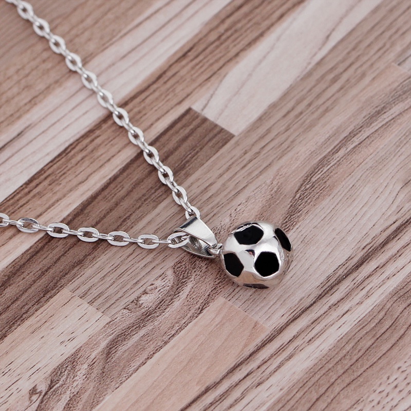 Kalung Rantai Dengan Liontin Bola Sepak Warna Emas / Silver Untuk Pria