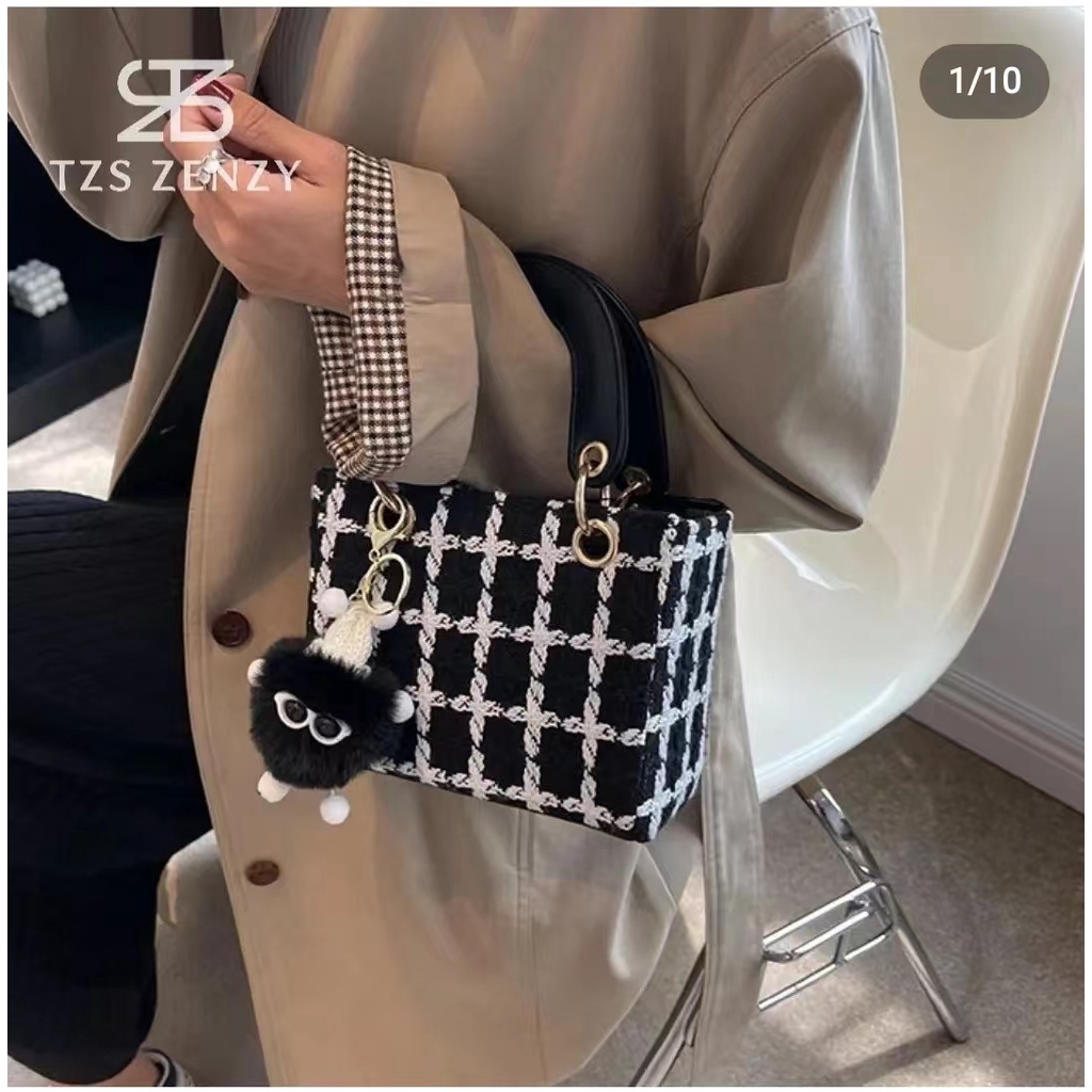 BJ62953 - BLACK/WHITE - TAS SLEMPANG JINJING TOTEBAG HANDBAG MOTIF KOTAK FREE GANTUNGAN POM BULU WANITA FASHION KOREA CHINA IMPORT MODIS ELEGAN TERMURAH TERLARIS TERBARU BAGSTORE JAKARTA TAS BATAM ZC2953