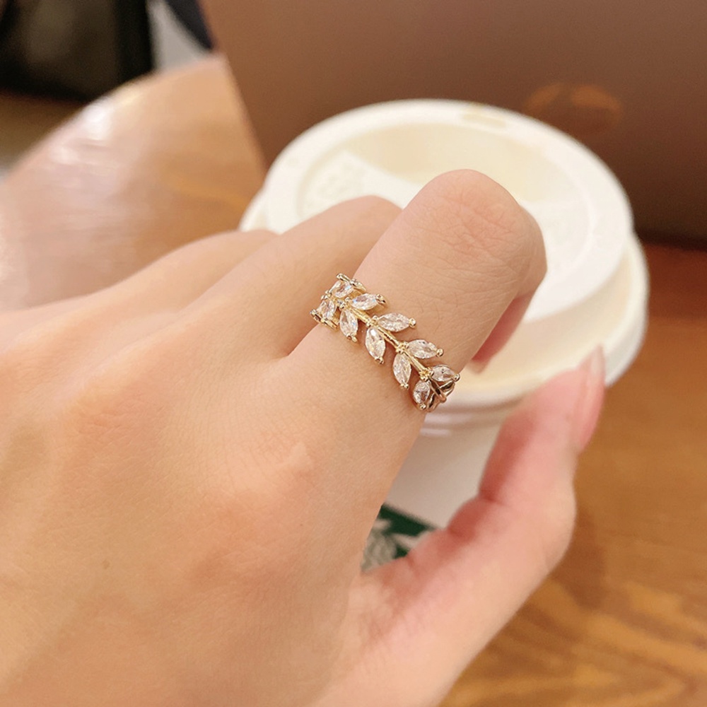 Cincin Wanita Bentuk Daun Bahan Titanium Steel Warna Emas Gaya Korea Untuk Pernikahan