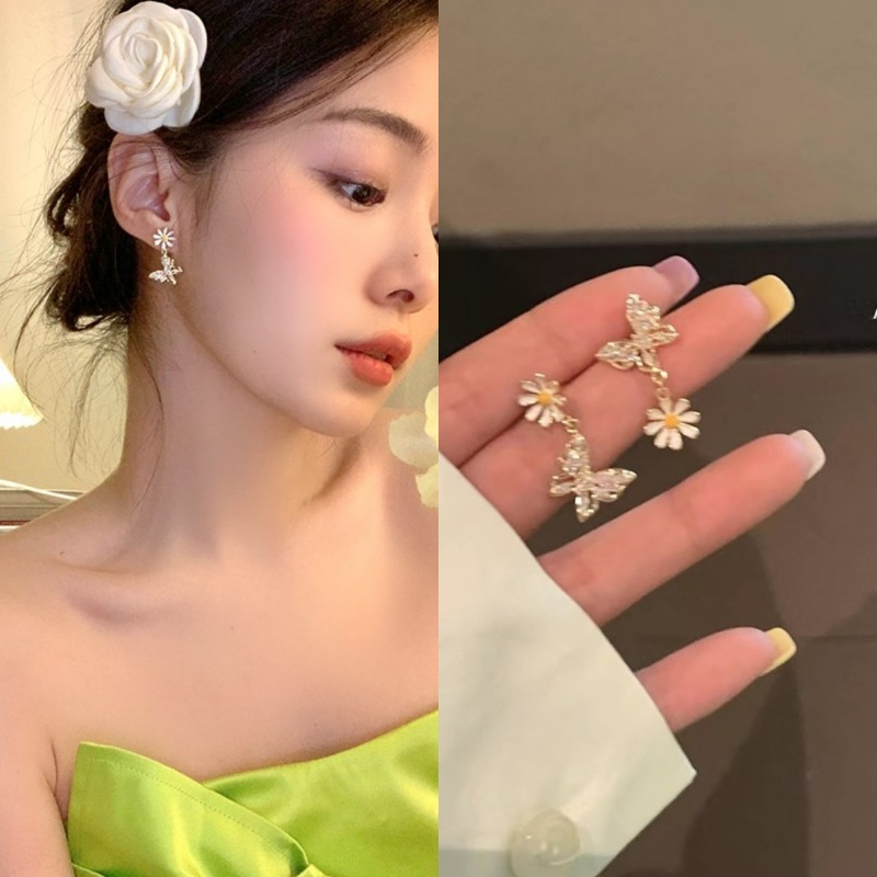 Anting Stud Desain Daisy Butterfly Untuk Musim Dingin