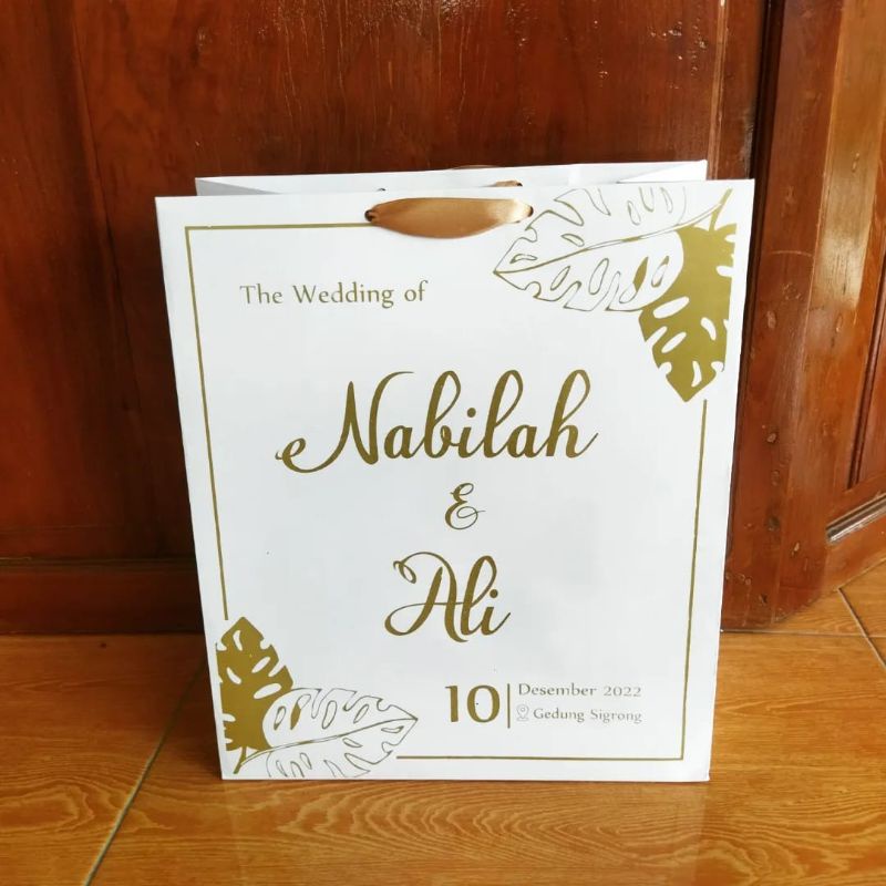 

PAPERBAG CUSTOM GLOSY IVORY 210 GSM,UKURAN PXLXT 30*15*35