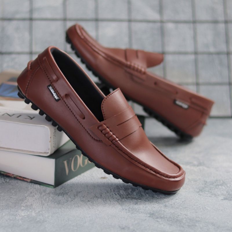 Veronna Sepatu Slip on Pria Sepatu Pria Casual Kulit Syntetik Sepatu Kondangan Kerja Kuliah