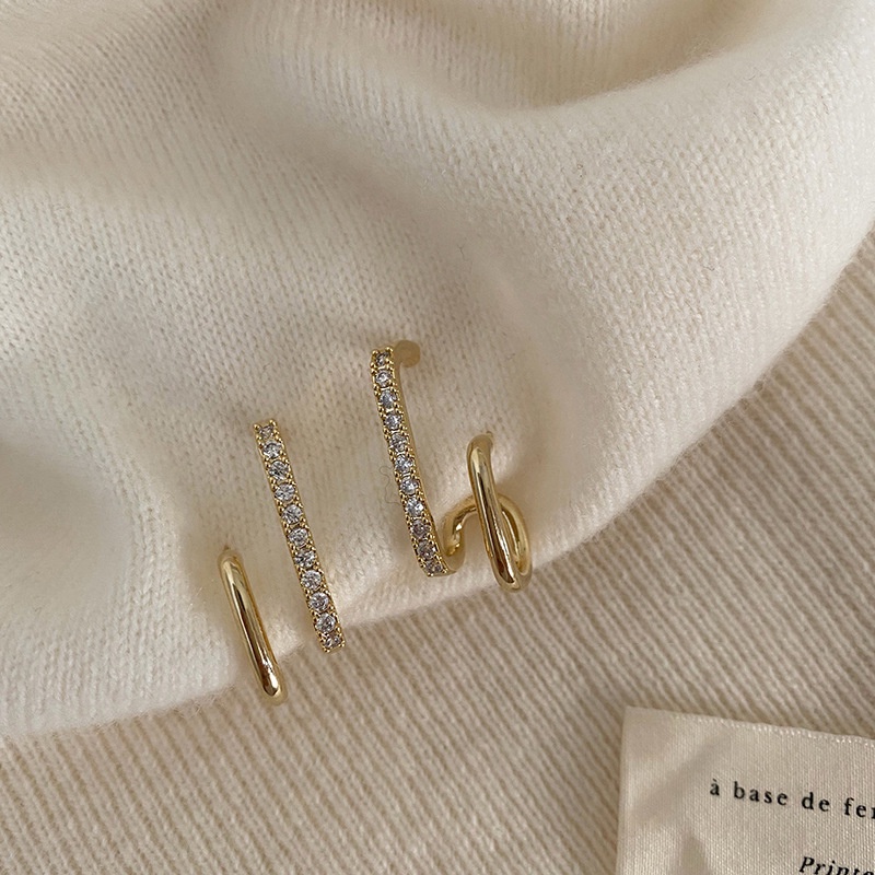 Anting Stud Bentuk U Warna Emas Aksen Kristal Gaya Korea Untuk Wanita