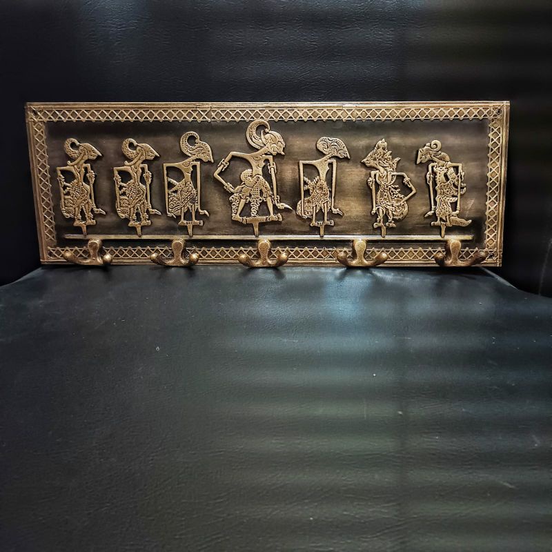 Kapstok gantungan baju motif wayang Pandawa antik