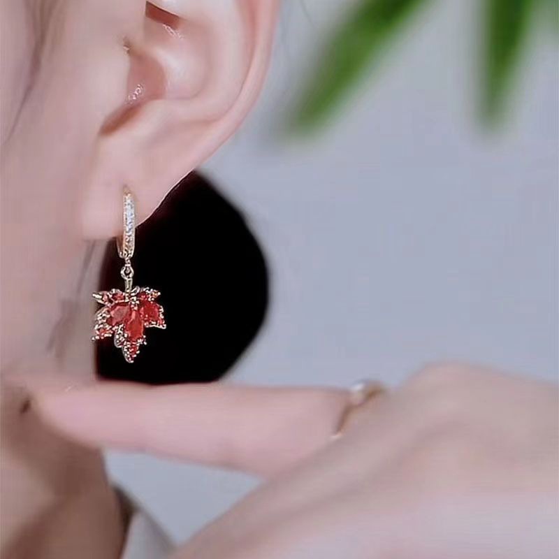 Anting Rumbai Bentuk Daun Maple Merah Aksen Berlian Imitasi