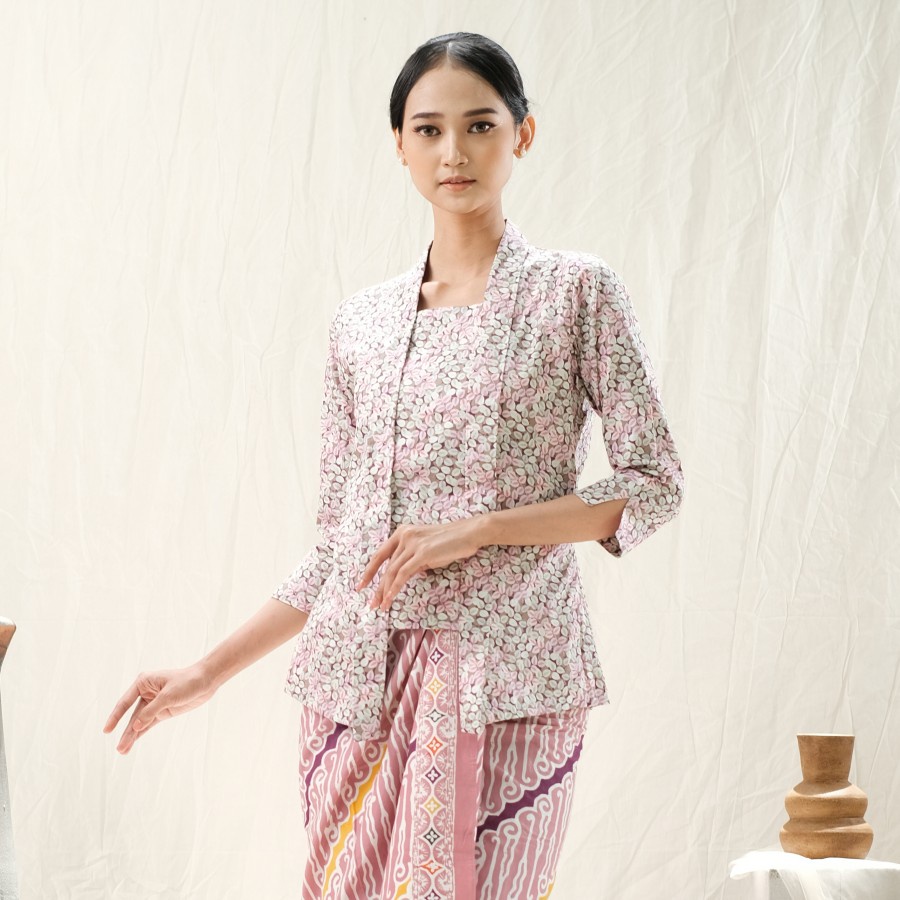 Kebaya Kutubaru Clarris Lengan 7/8 Meradelima Katun Cokelat Pink