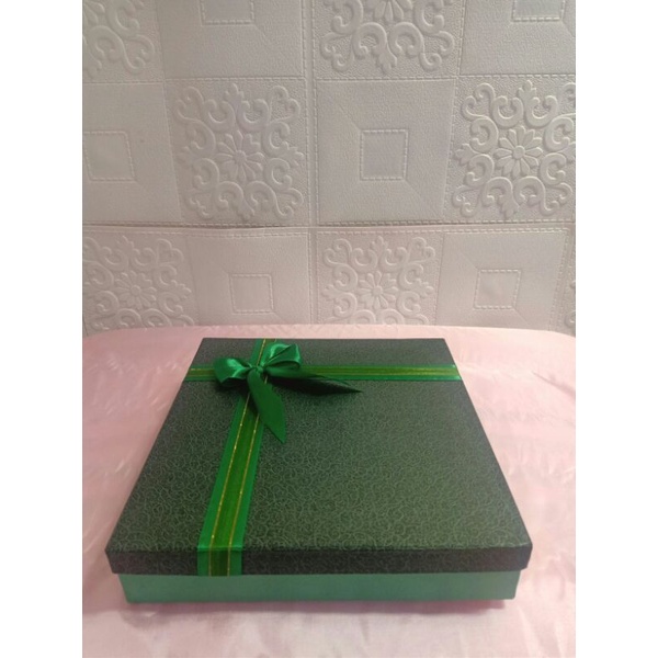 

kotak giftbox hijau tua