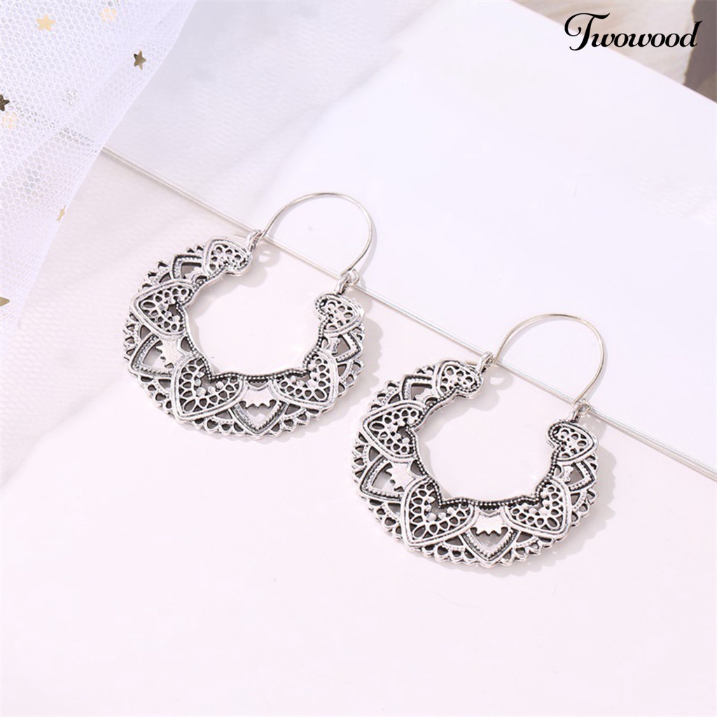 1 Pasang Anting Juntai Bentuk Kelopak Bunga Hollow Bahan Alloy Gaya Bohemian Vintage Untuk Wanita