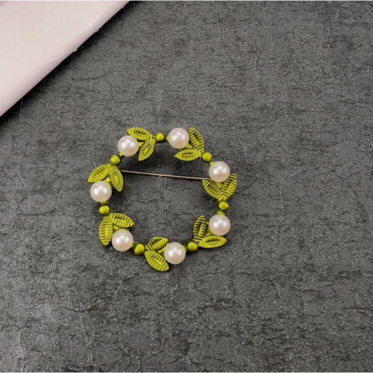 Bros Pin Bentuk Daun Aksen Mutiara Warna Kontras Gaya Retro Untuk Wanita