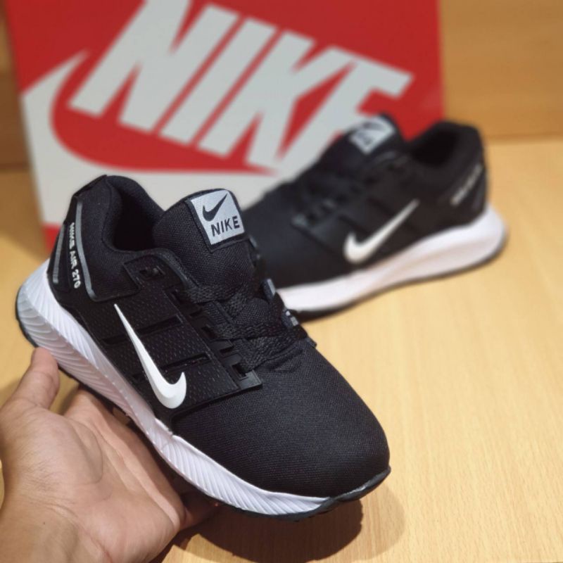 sepatu anak nike sepatu sekolah nike sepatu anak sekolah sudah termasuk box &amp; bonus kaus kaki .