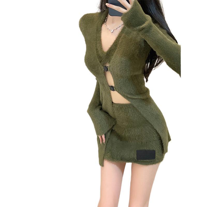 Red Cardigan dengan suspender dan rok pendek tiga potong musim gugur gaya baru hot girl gaya pinggang tinggi slim fit dan tipis senior setelan wanita musim gugur