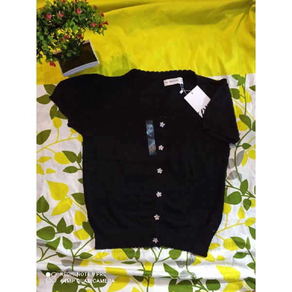 RAJUT CROP LENGAN PENDEK KANCING BUNGA