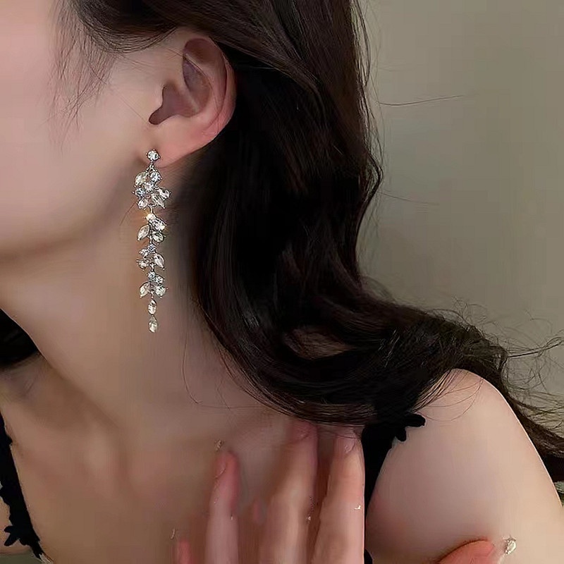 Anting Tusuk Gantung Desain Bunga Hias Zircon + Berlian Gaya Korea Untuk Wanita