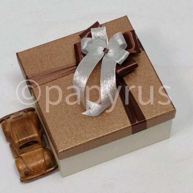

PAPYRUS Kombinasi 22,5x22,5 Tinggi 10cm Kotak Kado Gift Box V1