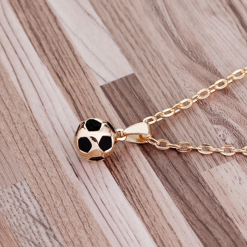 Kalung Rantai Dengan Liontin Bola Sepak Warna Emas / Silver Untuk Pria