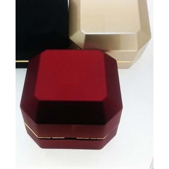

Kotak Cincin Gold - Hitam