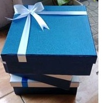 

Kotak Kado Bahan Hardbox /Kotak Hampers cukup untuk hodee/ ukuran 22x22 tinggi 8 cm