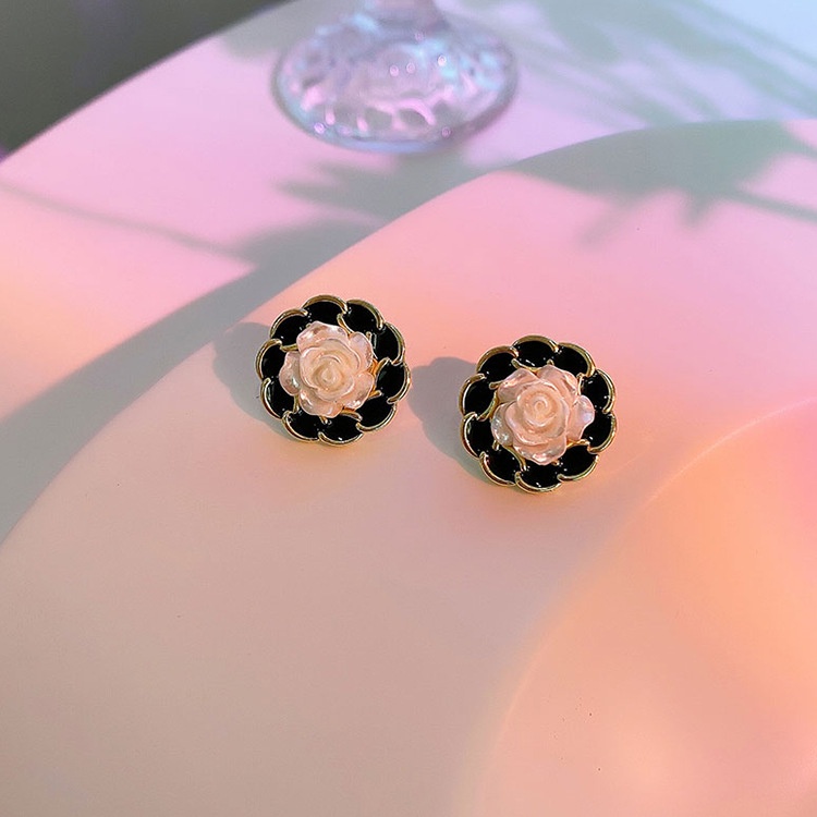 Anting Tusuk Desain Bunga Camellia Warna Hitam Untuk Wanita