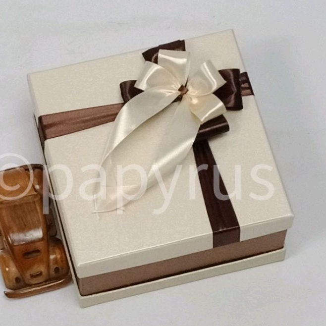 

PAPYRUS Sandwich 20x20 Tinggi 10cm Kotak Kado Gift Box