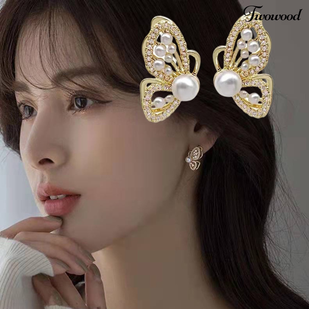 1 Pasang Anting Stud Bentuk Kupu-Kupu Aksen Mutiara Berlian Imitasi Gaya Korea Untuk Wanita