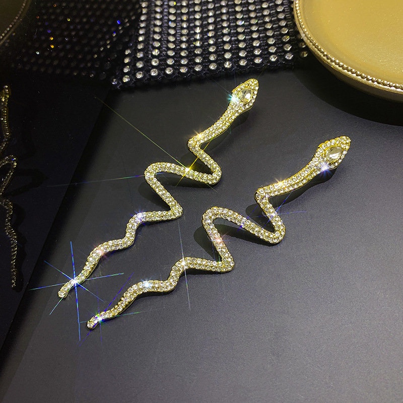 Anting Panjang Desain Ular Aksen Berlian Gaya Eropa Amerika