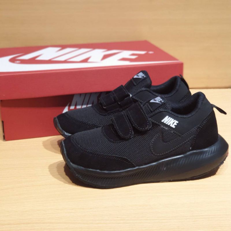 sepatu anak nike sepatu anak sekolah nike full black sudah termasuk box &amp; kaus kaki .