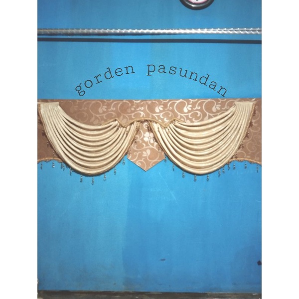 gorden tirai poni dalam gelombang rumbai mewah