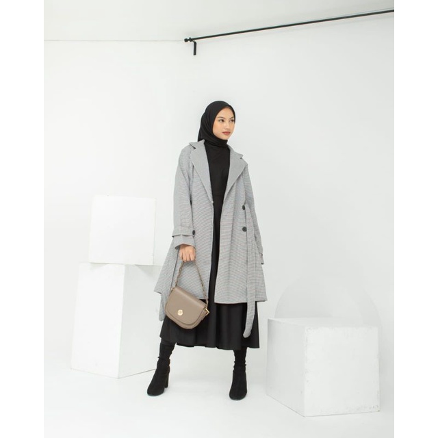 Blazer Muslimah Wanita Panjang Kotak-kotak Yuka Coat Broken White