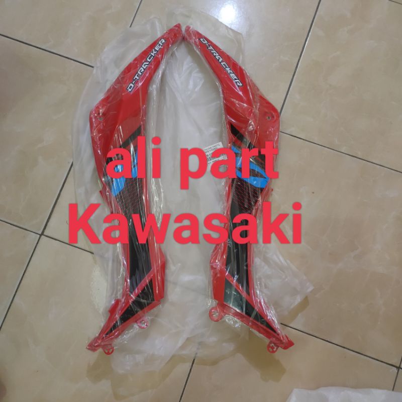 COVER SAYAP TENGKI BODY DEPAN DTRACKER BF NEW MERAH ORIGINAL