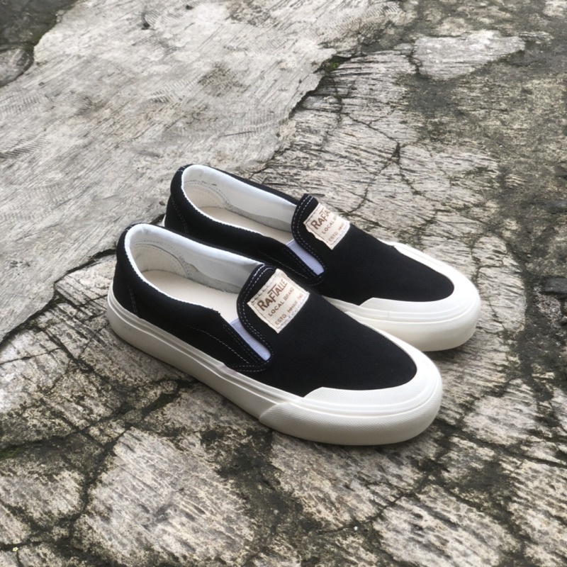 SEPATU SLIP ON RAFTALLE ORIGINAL BLACKLIST