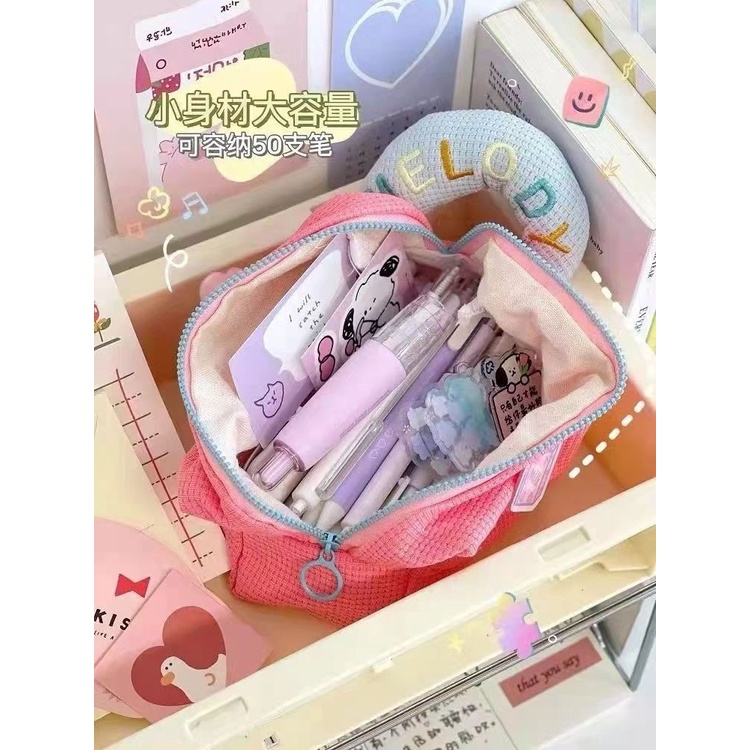 ♞∋Sera Xiaohongshu Sanrio kotak pensil berkapasitas besar gaya warna permen Jepang tas penyimpanan alat tulis siswa bernilai tinggi