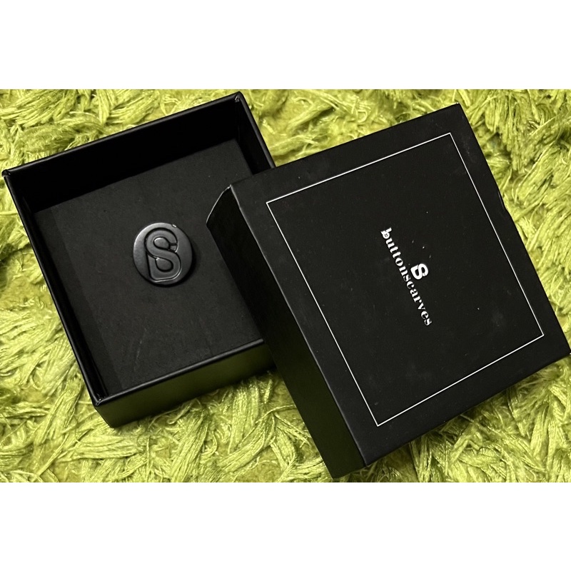 Preloved Buttonscarves Pin brooch signature warna Hitam dengan Box