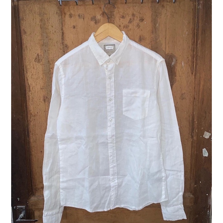 kemeja Levis putih