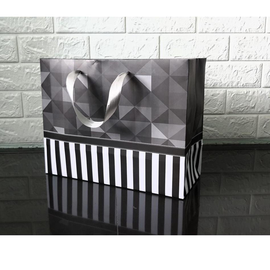 

£ Paperbag BW Elegant Stripe Uk. 32,5 x 25 x 14 cm ★