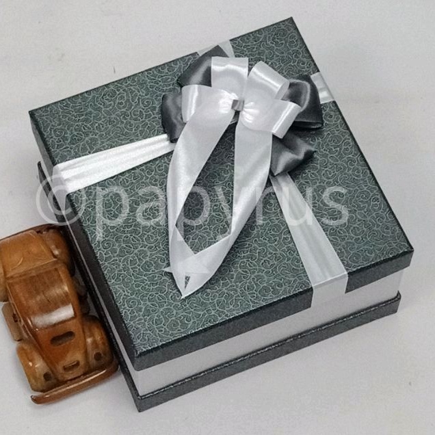 

PAPYRUS Sandwich 25x25 Tinggi 8cm Kotak Kado Gift Box V1