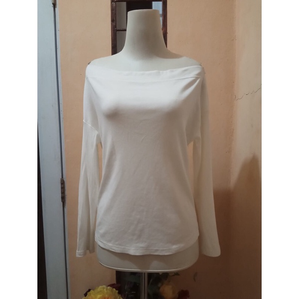 by kaos Sabrina putih ld 98-100  bersih