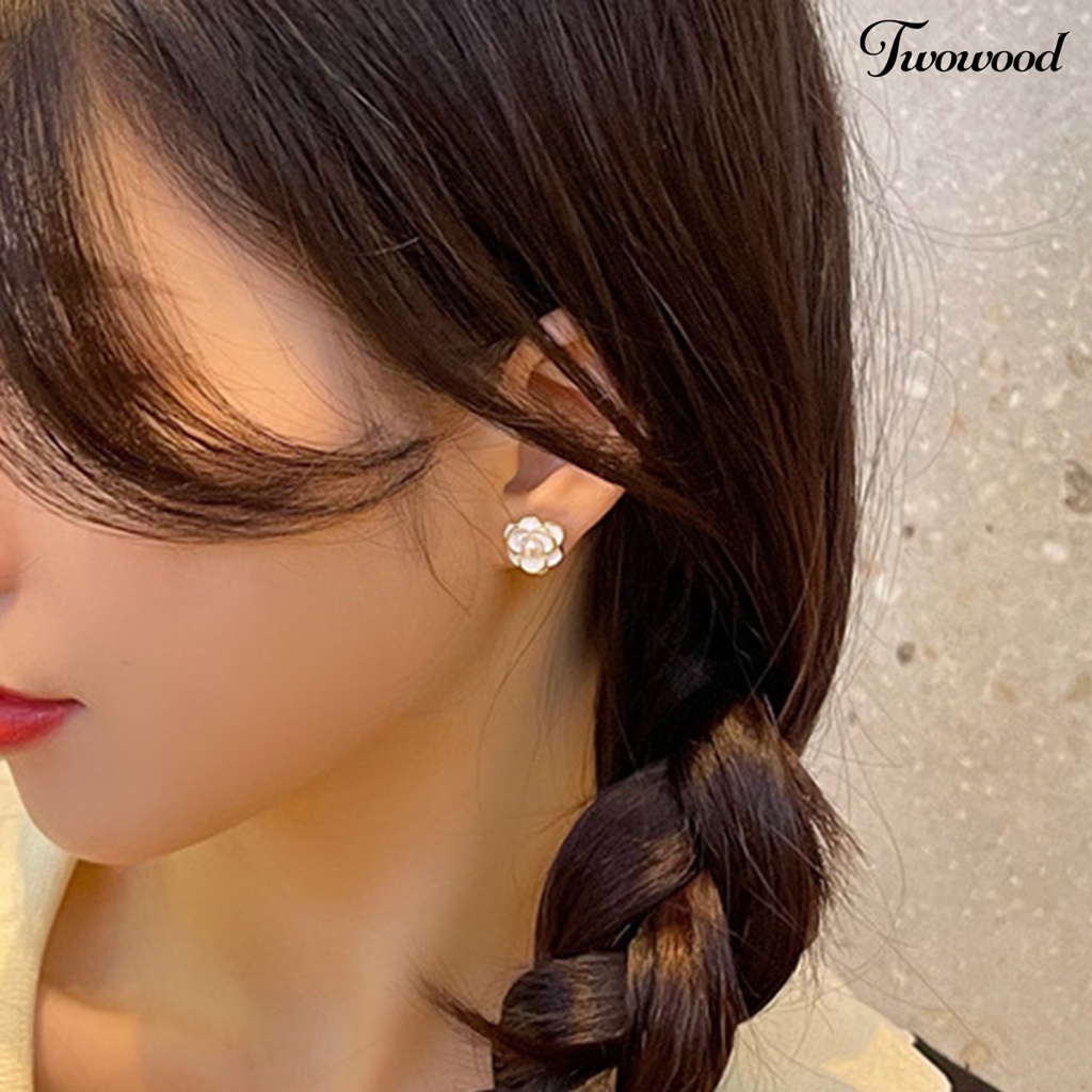 1 Pasang Anting Stud Desain Bunga Camellia Aksen Mutiara Tiruan Gaya Korea Untuk Wanita