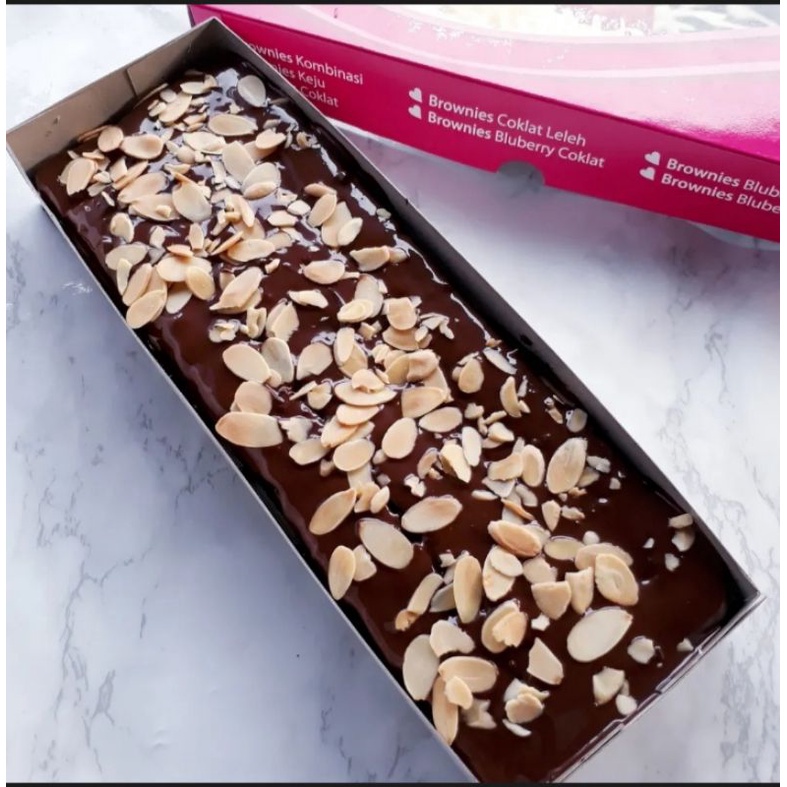 

Brownies cinta cokelat leleh almond