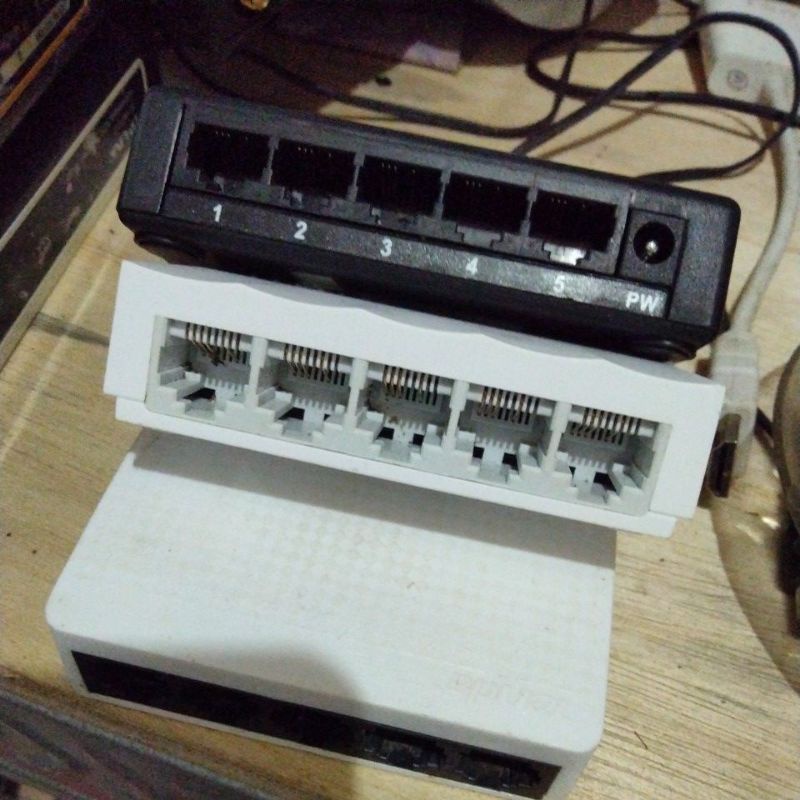 switch hub 8 dan 5 port Normal bekas random