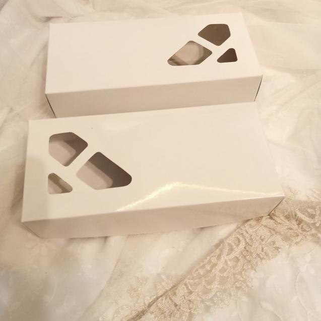 

kotak putih mika berlaminasi 22x10x5 - putih kotak